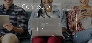 Dijital cihazlar kullanan öğrenciler