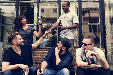 Bira içen arkadaşlar