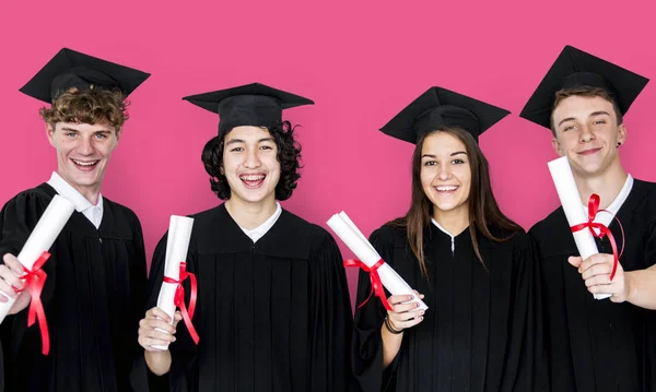 Estudiantes titulares de diplomas — Foto de Stock