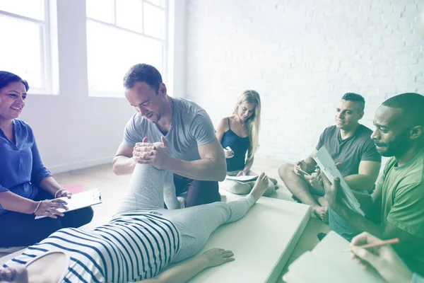 Pessoas em curso de massagem — Fotografia de Stock