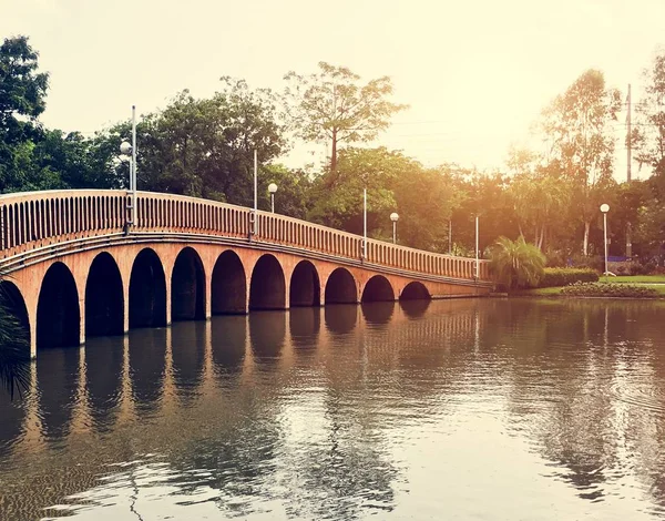 Ponte e lago no pôr do sol — Fotografia de Stock