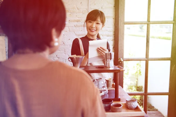 Barista hablando con el cliente — Foto de Stock