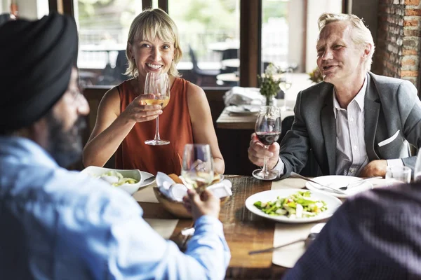 Menschen essen im Restaurant — Stockfoto