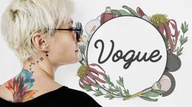 Siyah giysili dövmeli kızı.