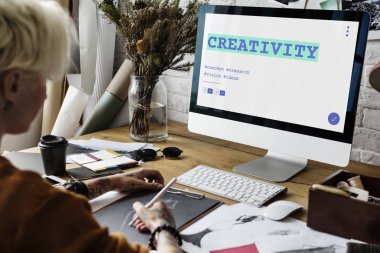 Atölyede çalışan tasarımcı