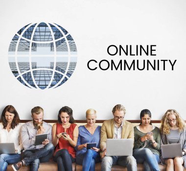 Dijital aygıtlar kullanan insanlar