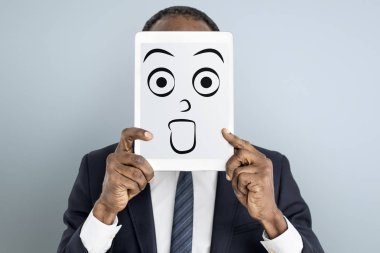 Dijital tablet kapsayan yüz tutan adam 