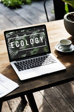 Açık tablo üstünde laptop