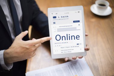 Dijital tablet ile işadamı