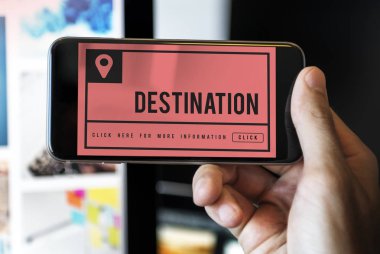 Akıllı telefon kullanan adam