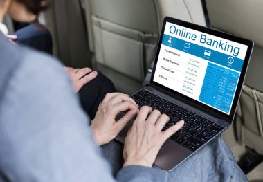 Takside laptop kullanan iş kişi