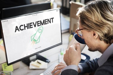 bilgisayara karşı oturan adam