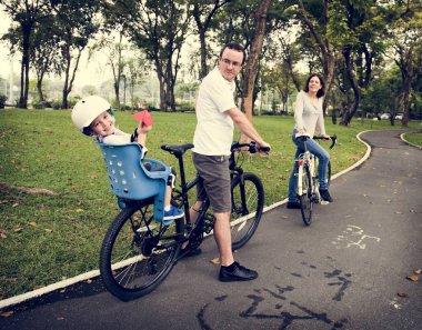 Parkta Bisiklet aile