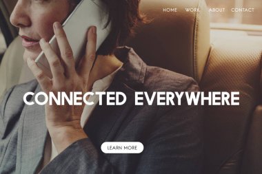 iş kadını smartphone üzerinde konuşuyor