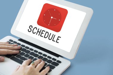 Dizüstü bilgisayarda yazan kadın klavyesi