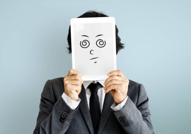 Dijital tablet ile yüz kapsayan iş adamı 