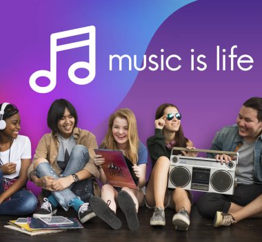 çok ırklı arkadaş birlikte eğleniyor