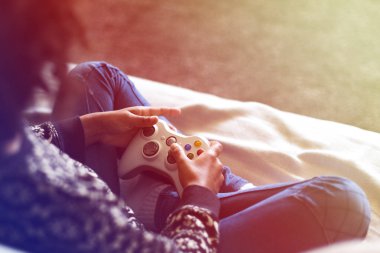 Kız holding gamepad