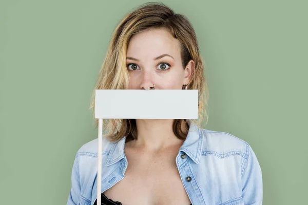 Mulher Segurando Bandeira em branco — Fotografia de Stock