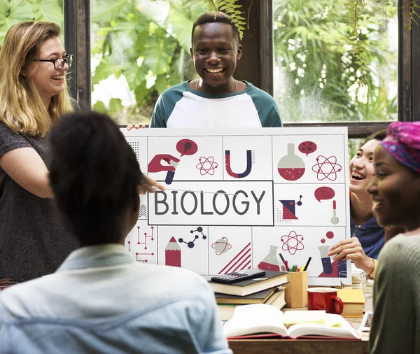 Grupp av studenters lärande tillsammans — Stockfoto