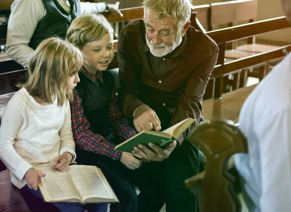 Sacerdote Mostrando Bíblia para Crianças — Fotografia de Stock