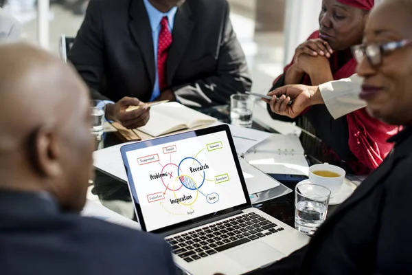 Предприниматели Африки за столом переговоров — стоковое фото