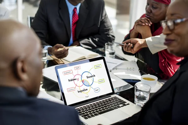 Des gens d'affaires africains à table — Photo