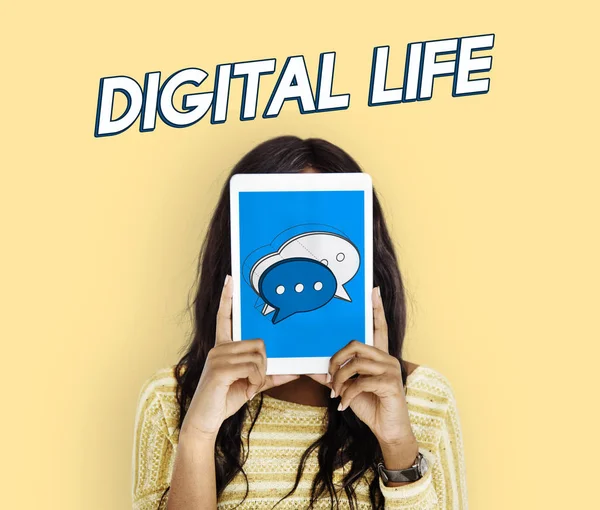 Vrouw met digitale tablet die betrekking hebben op gezicht — Stockfoto