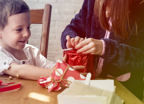 Familie und Geburtstagsgeschenk — Stockfoto