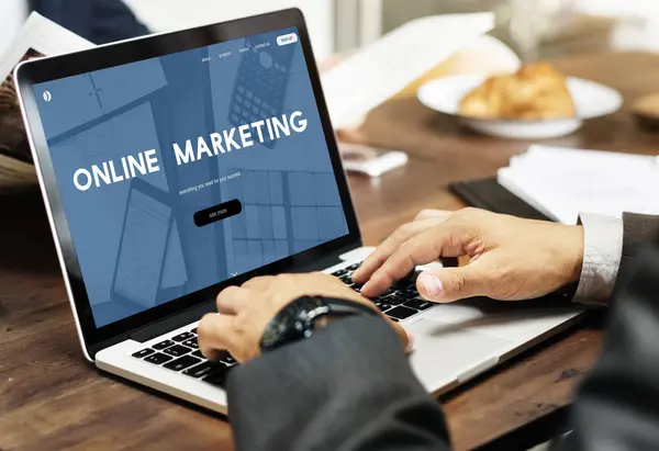 Businessman typing on laptop keyboard — Stock Photo, Image