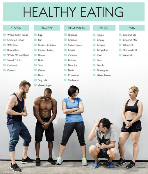 люди в спортивной одежде разговаривают перед тренировкой
