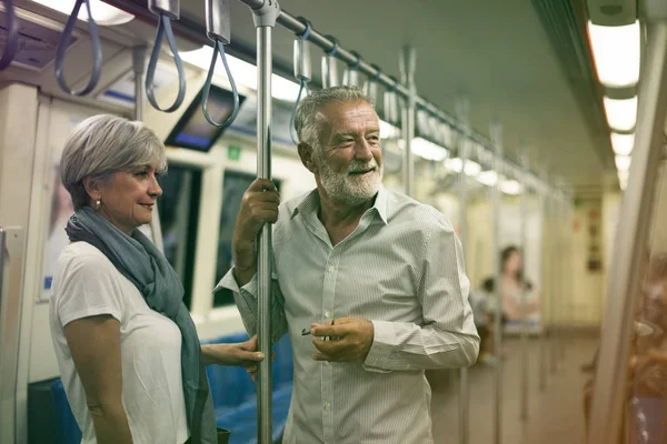 Pareja mayor en metro — Foto de Stock