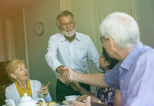 Äldre människor har te paus — Stockfoto