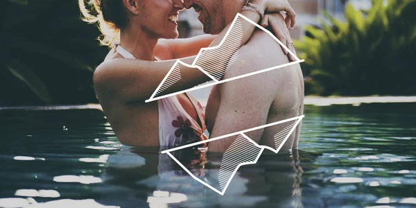 Casal descansando na piscina — Fotografia de Stock