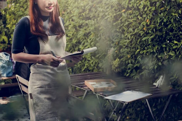 Waitress holding menu — Stock Photo, Image