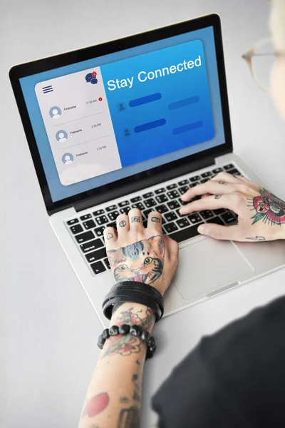 Dövmeli kişi dizüstü bilgisayarda yazarak — Stok fotoğraf