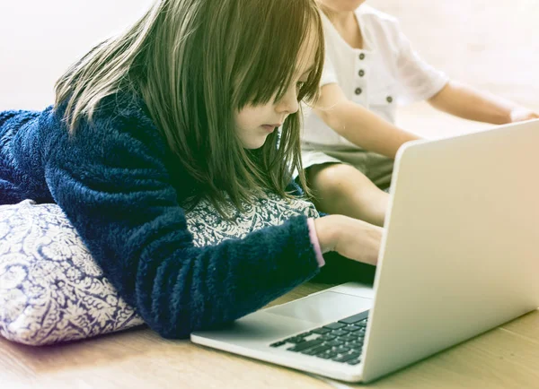 Gadis kecil menggunakan laptop — Stok Foto