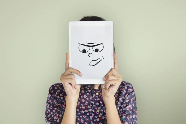 Mujer sosteniendo la tableta digital que cubre la cara —  Fotos de Stock