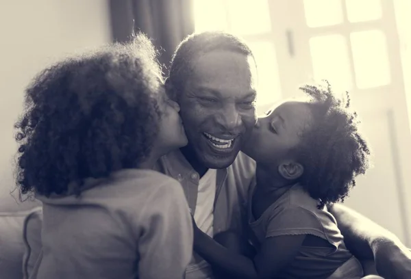 Döttrar kyssar far — Stockfoto