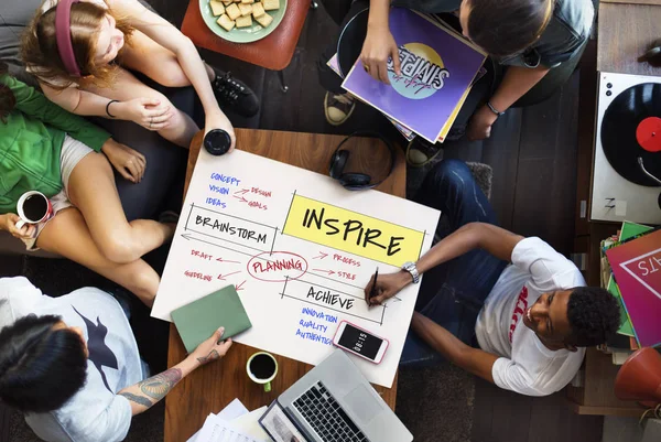 Amigos multiétnicos sentados à mesa no café — Fotografia de Stock