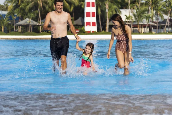 Famille heureuse dans la piscine — Photo