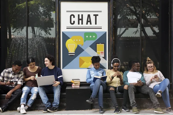 Jovens estudantes situados perto do placard — Fotografia de Stock