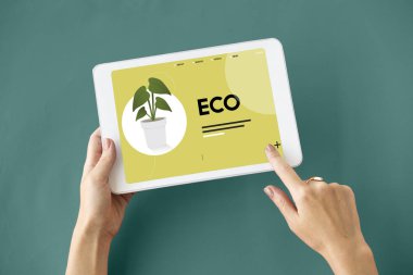 kişi holding dijital tablet