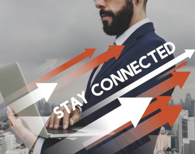 Dizüstü bilgisayar kullanan iş adamı