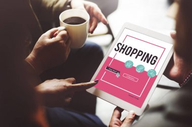 Dijital tablet vasıl işaret eden insanlar