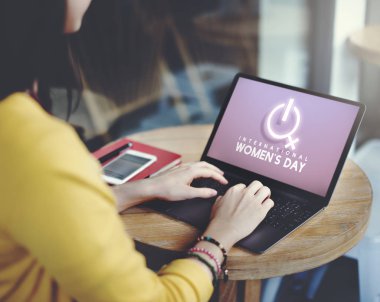 Bilgisayarı ve telefonu olan kadın.