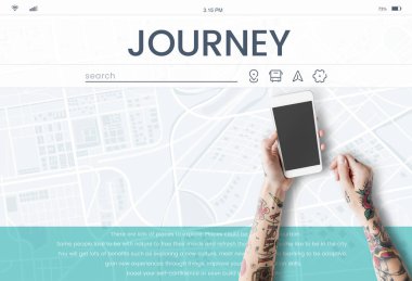 Akıllı telefon kullanan dövmeli kişi.