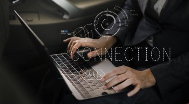 tipik dizüstü klavye üzerinde işadamı