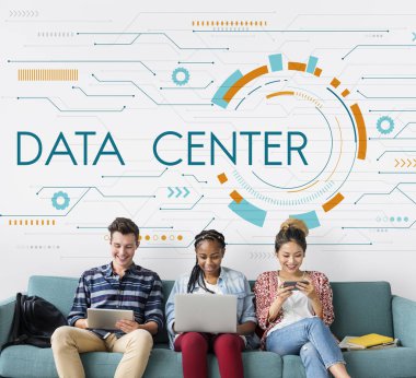 Arkadaşlar dijital cihazlar kullanarak 