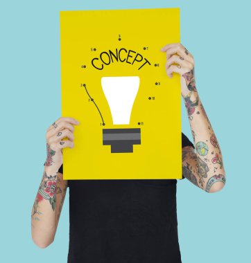 Dövmeli kişi holding afiş.